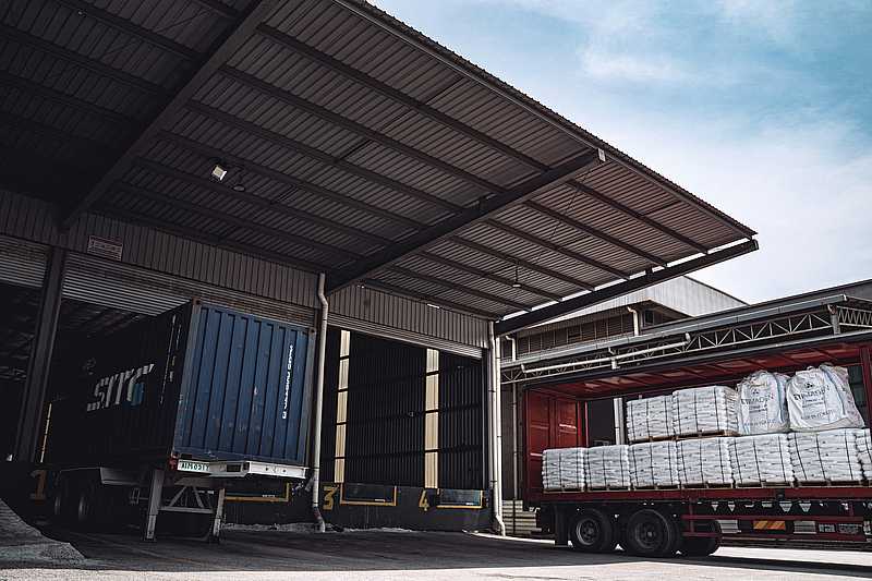 Современный склад с погрузчиком